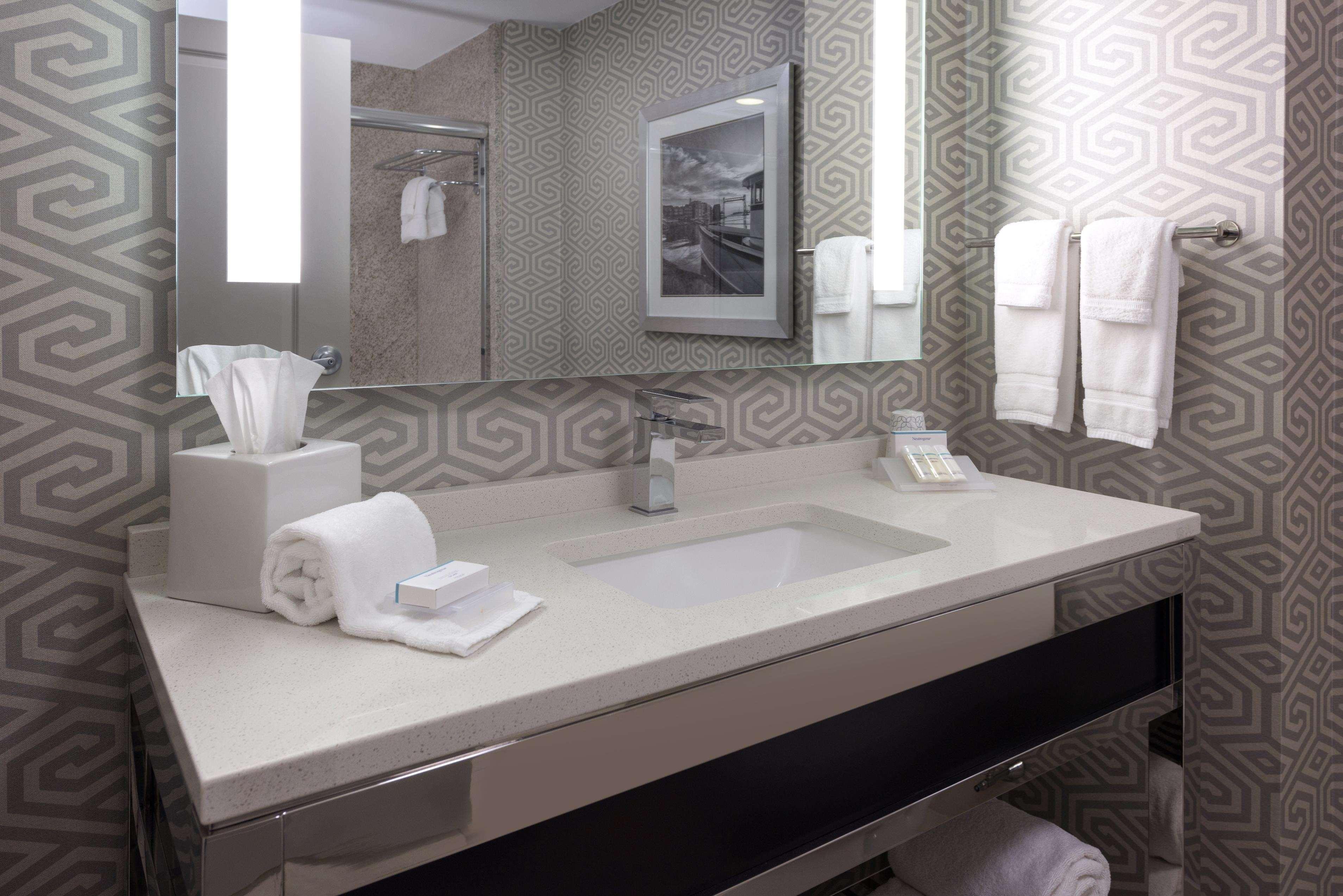 Hilton Garden Inn Portsmouth Downtown Extérieur photo