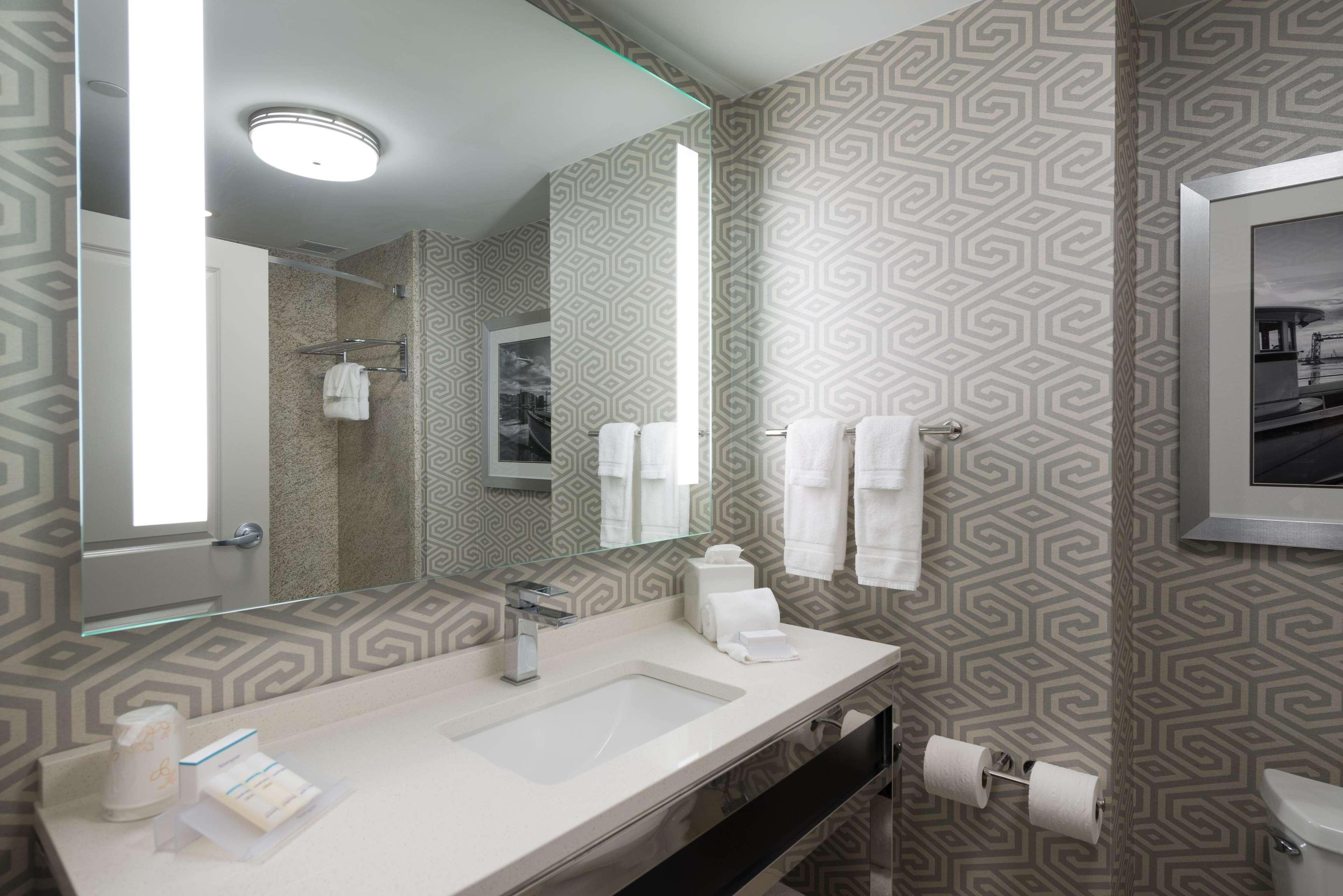 Hilton Garden Inn Portsmouth Downtown Extérieur photo