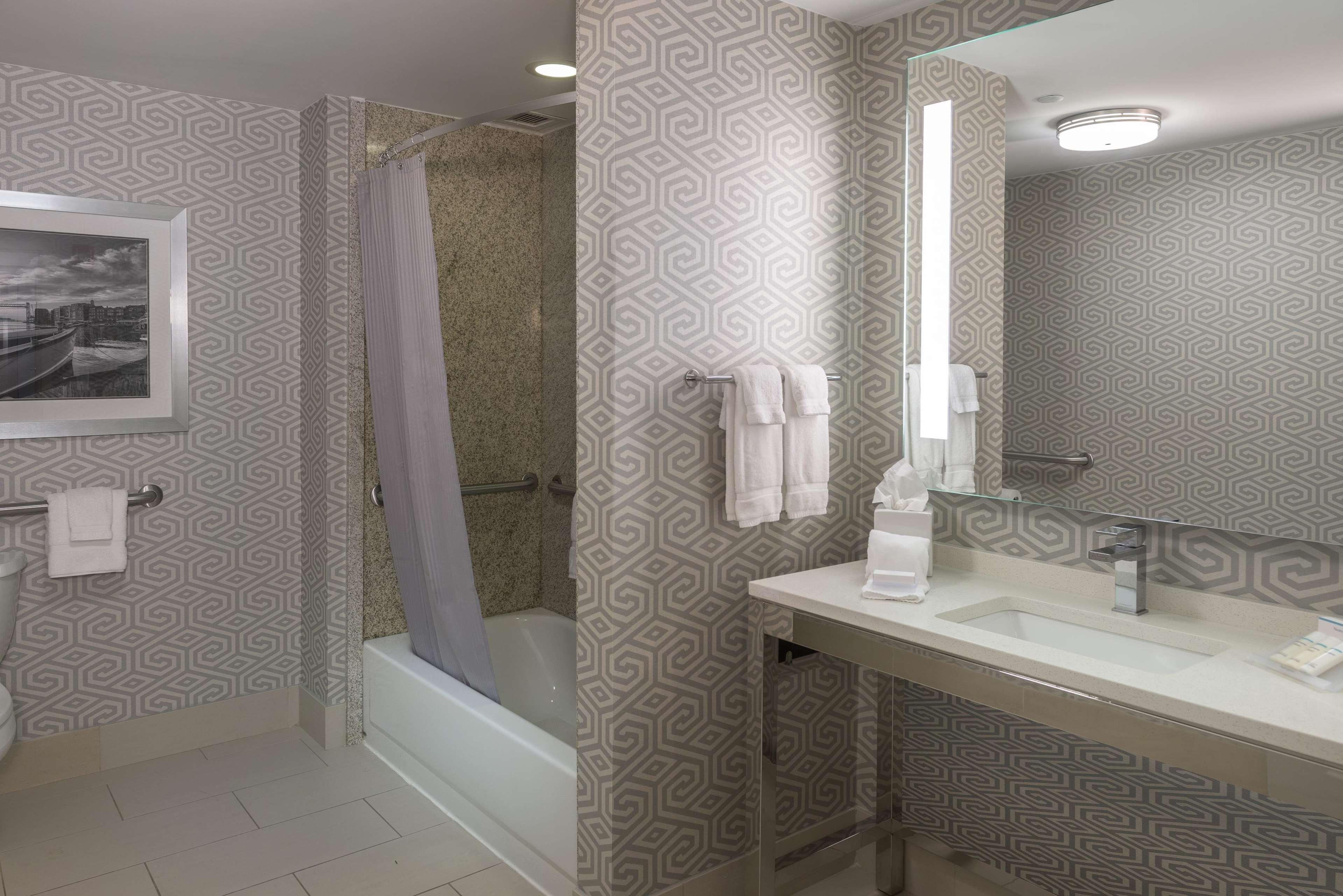 Hilton Garden Inn Portsmouth Downtown Extérieur photo